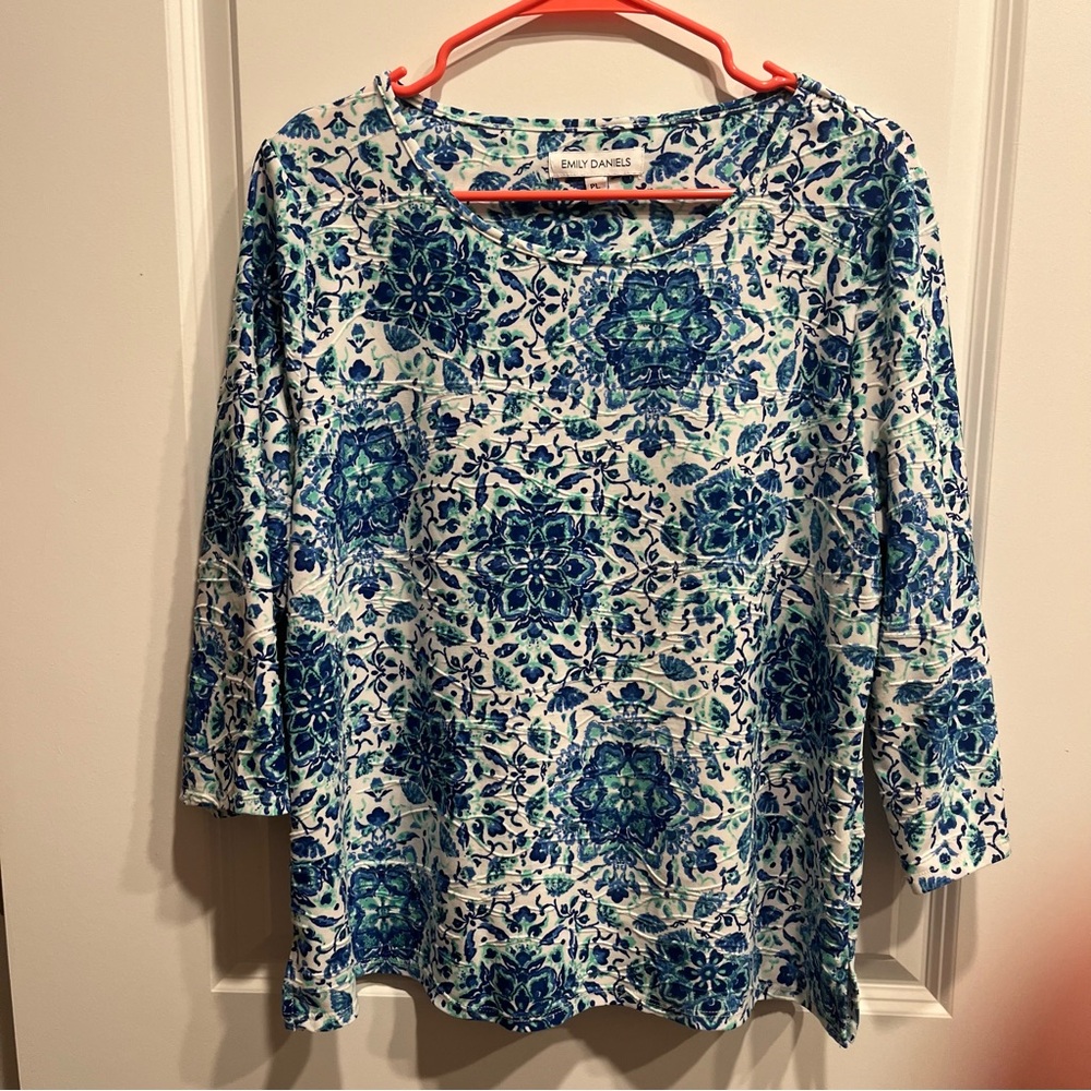 EMILY DANIELS Women’s Size PL Top Blue Floral Round Print Elbow Sleeve.